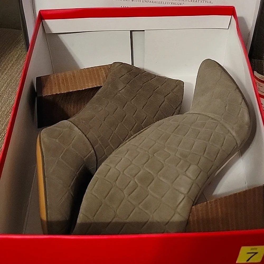 Vince Camuto Steevera Bootie Suede Grey size 7 - Picture 6 of 10
